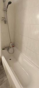 een wit bad met een douche in de badkamer bij Entre Port historique et Calanques in La Ciotat