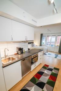 eine Küche mit Spüle und Arbeitsplatte in der Unterkunft Warm Modern Studio in the Heart of Linné & Haga in Göteborg
