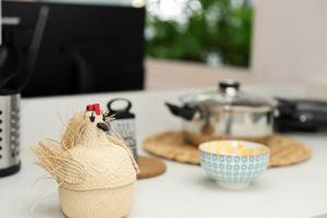 un sacco di grano appoggiato su un bancone accanto a una ciotola di Casa del Viento 101 a Cali Altre 4 foto