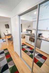 Zimmer mit Küche und Wohnzimmer in der Unterkunft Warm Modern Studio in the Heart of Linné & Haga in Göteborg + 34 Fotos