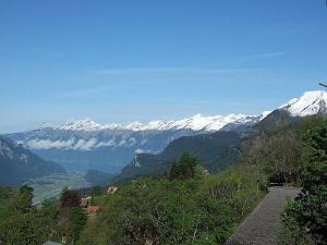a view of a mountain range with snow covered mountains at Chalet Hofer in Hasliberg Wasserwendi