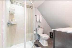 Ένα μπάνιο στο Urban 1BR Gem with Kitchen, Smart TV & Workspace