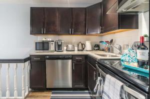 Η κουζίνα ή μικρή κουζίνα στο Urban 1BR Gem with Kitchen, Smart TV & Workspace