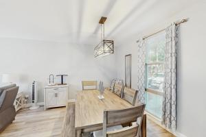 ein Esszimmer mit einem Holztisch und Stühlen in der Unterkunft Seascape Villas 3040 in Hilton Head Island