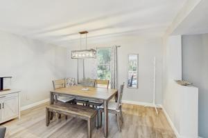 ein Esszimmer mit Tisch und Stühlen in der Unterkunft Seascape Villas 3040 in Hilton Head Island