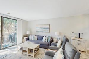 ein Wohnzimmer mit Sofa und Tisch in der Unterkunft Seascape Villas 3040 in Hilton Head Island
