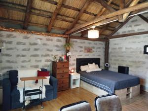 a bedroom with a bed and a desk and a chair at MONOAMBIENTE en sierras de córdoba in Huerta Grande