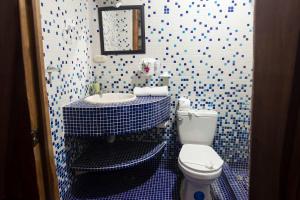 Ένα μπάνιο στο Poolside Unit at Beachfront Hotel Unit 6