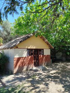 a small building with a thatched roof at MONOAMBIENTE en sierras de córdoba in Huerta Grande