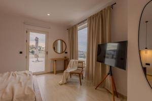 TV a/nebo společenská místnost v ubytování Casa Astra Agia Marina