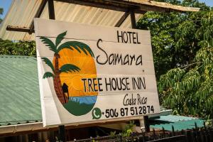Un letrero para el hotel Gamma Tree House Inn en Samara Treehouse Inn Unit 3, en Sámara