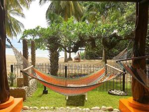 una hamaca en un parque al lado de una playa en Samara Treehouse Inn Unit 3, en Sámara 29 fotos más