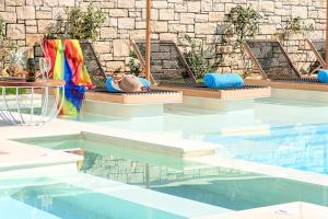 Bazén v ubytování Blue Lake Villa Beheizter Pool nebo v jeho okolí