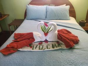 Ένα ή περισσότερα κρεβάτια σε δωμάτιο στο Samara Tree House Inn Unit 4 +27 φωτογραφίες