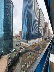 einen Blick auf ein Gebäude, das in einer Stadt im Bau ist in der Unterkunft Orbi new batumi in Batumi