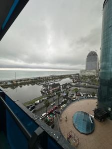 Blick auf eine Stadt mit Hafen und Meer in der Unterkunft Orbi new batumi in Batumi