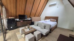 TV a/nebo společenská místnost v ubytování Mahkota Sangkuriang Bandung + 104 fotografií