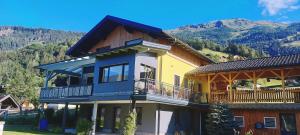 Casa gialla e blu con balcone di Konis Ferienwohnung a Rangersdorf Altre 36 foto