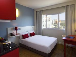 una habitación de hotel con una cama y una ventana en Mercure Jundiai Shopping, en Jundiaí 118 fotos más