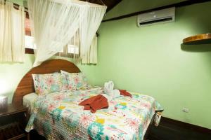 Postel nebo postele na pokoji v ubytování Treehouse Inn on the Beach