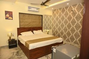 un dormitorio con una cama grande en una habitación en SHAURYAAKSH HOTEL & Home stay, en Jaipur