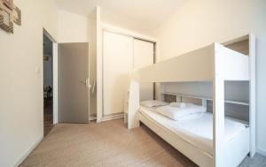 シャロン・シュル・ソーヌにあるHyper Centre Gare TER - 4 lits - 6 couchagesの白い枕が付いた二段ベッドのある白い寝室