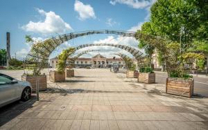 シャロン・シュル・ソーヌにあるHyper Centre Gare TER - 4 lits - 6 couchagesの鉢植えの金属アーチ道