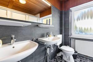 Koupelna v ubytování Gästehaus + 16 fotografií