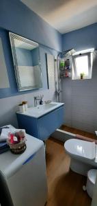 ein blaues Bad mit einem Waschbecken und einem WC in der Unterkunft Colorful House Tsoutsouras in Tsoútsouros + 83 Fotos