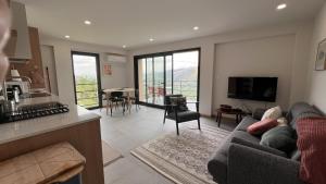 een keuken en woonkamer met een bank en een tv bij Serena Terrace in Cabeceiras de Basto