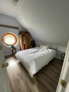 Ένα ή περισσότερα κρεβάτια σε δωμάτιο στο Battersea park single cozy room 4th floor please noted not lift