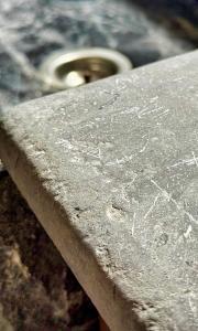 ein Stück Beton mit einer Inschrift darauf in der Unterkunft Chalet Arpian Valmorel in Les Avanchers + 9 Fotos