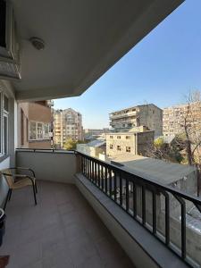 エレバンにあるApartment near Rio Mall with 2 bedroomsの市街の景色を望むバルコニー(椅子付)
