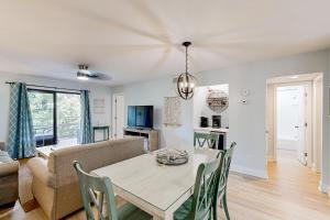 Μια τηλεόραση ή/και κέντρο ψυχαγωγίας στο Fiddlers Cove 27E +27 φωτογραφίες