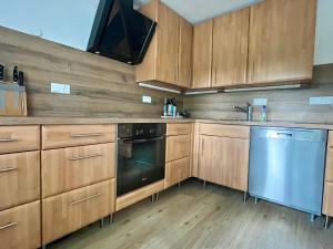 Η κουζίνα ή μικρή κουζίνα στο Ruhiges Ferienhaus direkt am Wald +4 φωτογραφίες