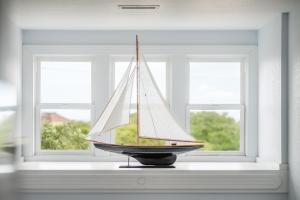 南岸DolphinInnOBX的窗台上放着一艘模型船。
