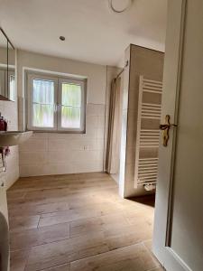 Ένα μπάνιο στο Ruhiges Ferienhaus direkt am Wald