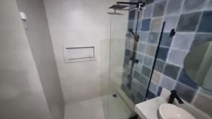 Koupelna v ubytování Quarto vista mar com varanda + 5 fotografií