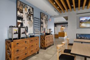 TV a/nebo společenská místnost v ubytování Lake Placid Inn Boutique Hotel