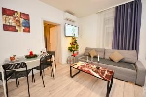 een woonkamer met een bank en een tafel bij Bucharest Christmas Decorated City Center Villa in Boekarest