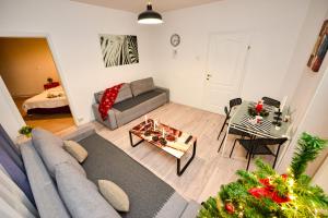 een woonkamer met een bank en een tafel bij Bucharest Christmas Decorated City Center Villa in Boekarest
