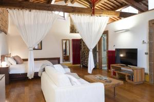 TV a/nebo společenská místnost v ubytování Le Dimore by Borgo Tessile - Voltumna