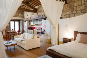 Postel nebo postele na pokoji v ubytování Le Dimore by Borgo Tessile - Voltumna