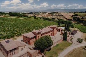 eine Luftansicht eines Hauses auf einem Feld in der Unterkunft Agriturismo Terra Rossa in Valiano