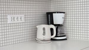 Příslušenství pro přípravu čaje a kávy v ubytování Studio Meratti Gorinka