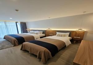 a hotel room with two beds in a room at la la lay beach house in Tab Kaek Beach