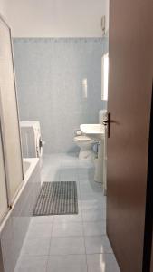 Ένα μπάνιο στο Stanza in appartamento condiviso nel centro storico di Parma