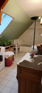 トロワにあるchampagneの洗面台と洗濯機を備えたバスルーム +25枚の写真