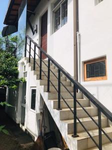 un escalier menant à une maison avec une porte dans l'établissement The Triantha, 