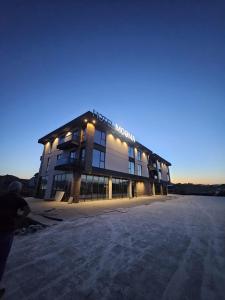 um grande edifício é iluminado à noite em Hotel Mooma em Skopje